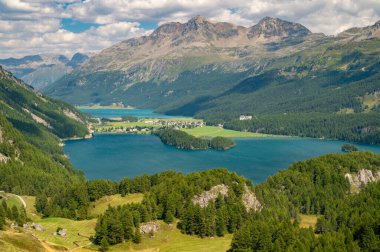 Yukarıdan Sils Gölü ve Motor manzarası. Maloja ve Grevasalvas 'tan Panorama