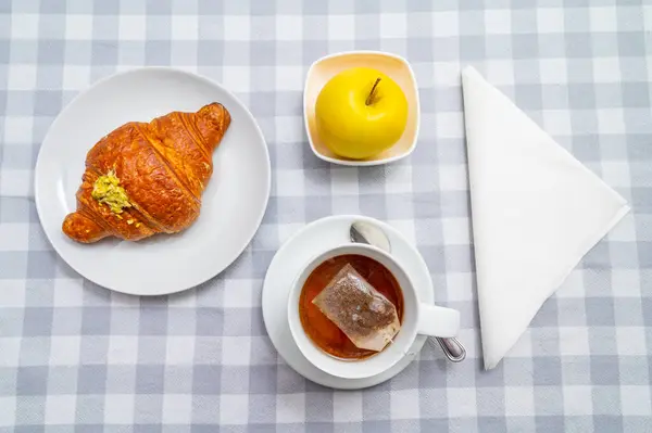 Desayuno Con Brioche Plato Blanco Taza Una Manzana — Foto de Stock