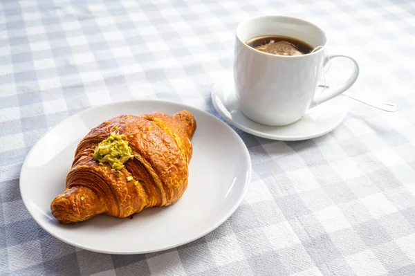 Café Manhã Com Brioche Prato Branco Xícara Chá Uma Maçã — Fotografia de Stock