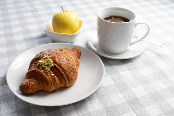 Śniadanie Brioche Białym Talerzu Filiżankę Herbaty Jabłko — Zdjęcie stockowe