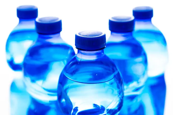 Transparente Blaue Plastikflaschen Mit Wasser Nebeneinander Verwendung Und Recycling Von — Stockfoto
