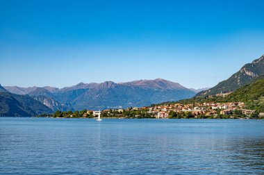 Mandello del Lario kasabası, Como Gölü 'nde, arka planda dağlar, bir yaz günü..