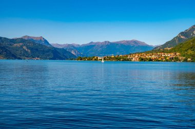 Mandello del Lario kasabası, Como Gölü 'nde, arka planda dağlar, bir yaz günü..