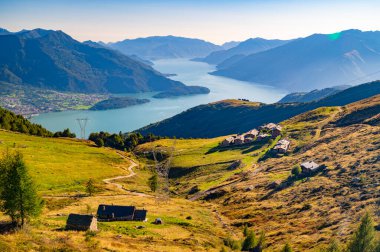 Como Gölü, Montemezzo 'dan görüldü, üzerinde kasabalar ve dağlar vardı..