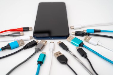 Akıllı telefonlar, kablolar ve farklı türde USB prizleri. Evrim ve USB eklentilerinin türleri.