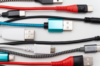 Ses, video, bilgisayar, akıllı telefon ve şarj bağlantıları için çeşitli kablolar ve kablolar. Analog ve USB konnektörlerinin türlerinin evrimi ve değişimi.