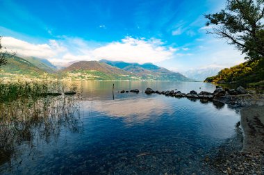 Piona 'dan Como Gölü manzarası, kuzeye doğru dağlar, panorama..