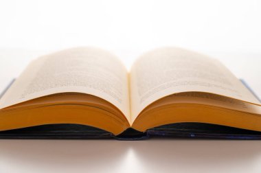 Açılmış kitap ve sayfalar, arka planda, beyaz arka planda. Okuma tutkusu.