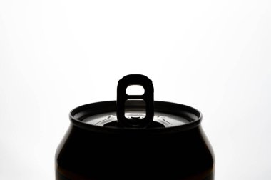 Açık içecek kutusu, kullanılıyor, ışığa karşı ateş ediliyor, dudakları kalkık. Atık ve alüminyum geri dönüşümü. Geri dönüşümlü malzeme. 