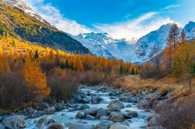 Sonbaharda Morteratsch buzulunun yakın görüntüsü, Engadin, İsviçre.