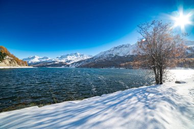 Motor, İsviçre, Sils Maria gölü, Isola köyü ve karlı manzara.