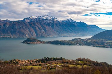 Como Gölü, Bellagio, Tremezzo ve Tremezzo 'dan yukarıdaki dağlar..