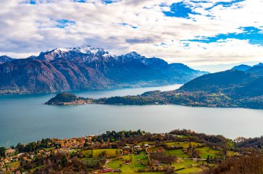 Como Gölü, Bellagio, Tremezzo ve Tremezzo 'dan yukarıdaki dağlar..