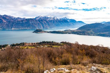 Como Gölü, Bellagio, Tremezzo ve Tremezzo 'dan yukarıdaki dağlar..