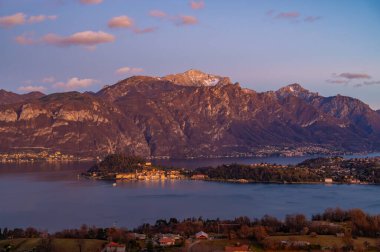 Como Gölü, Bellagio, Tremezzo ve yukarıdaki dağlar, Tremezzo 'dan, gün batımında..