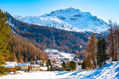 Surlej köyü, Engadine, Grisons, İsviçre, kışın ve Corvatsch teleferiği. Kayak sezonu.