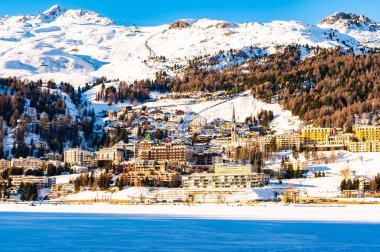 Kışın Santk Moritz kasabası ve gölü. Engadin, İsviçre.