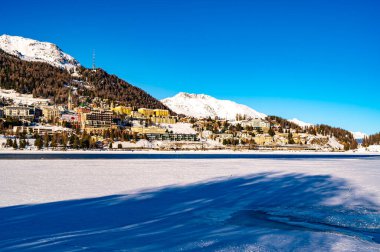 Kışın Santk Moritz kasabası ve gölü. Engadin, İsviçre.