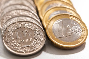 Beyaz yüzeyde Euro ve İsviçre Frangı paralar. İsviçre Frangı ve Euro 'nun değer ve döviz kuru. İsviçre Frangı CHF 'ye karşı.
