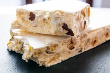 Karanlık bir sayfada yumuşak fındıklı fındık parçaları..