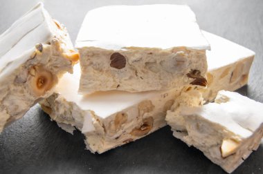 Karanlık bir sayfada yumuşak fındıklı fındık parçaları..