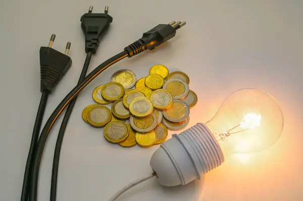 Лампочка Монеты Электрические Розетки Повышение Тенденция Тарифах Энергию Лицензионные Стоковые Изображения