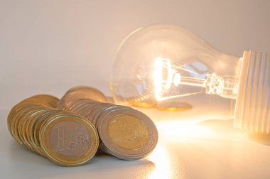 Ampul yandı, yanında da bozuk paralar vardı. Elektrik tarifelerindeki eğilimler, enerji bağımlılığı, enerji arzları.