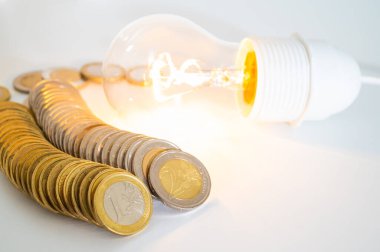 Ampul yandı, yanında da bozuk paralar vardı. Elektrik tarifelerindeki eğilimler, enerji bağımlılığı, enerji arzları.