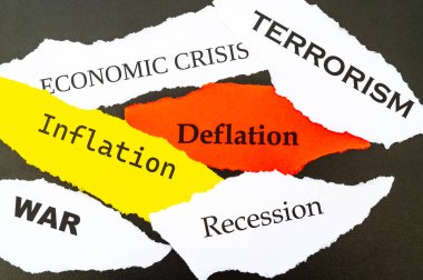 Güncel olaylar, kelimelerle çeşitli renklerde kağıtlar: ekonomik kriz, savaş, enflasyon, terörizm, vs., siyah arka planda.