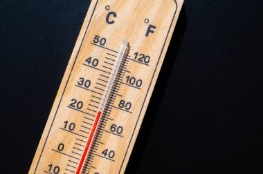 Karanlık yüzeyde termometre. Artan sıcaklıklar ve küresel ısınma.