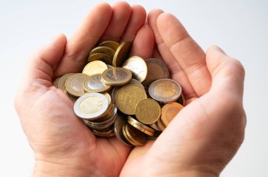 Avro paralarını tutarken. Paranın ve fiyatların değeri.