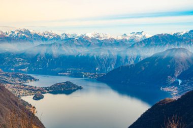 Erbonne 'daki San Zeno kilisesinden çekilen Como Gölü manzarası..