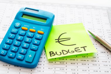 Bütçeli masa, harcamalar, gelirler ve Euro sembollü bilet.