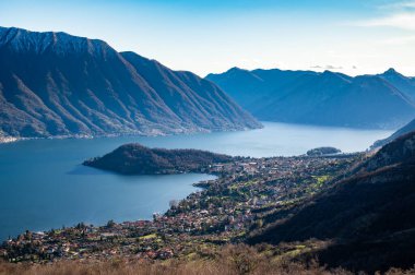 Como Gölü, Comacina Adası, Punta Balbianello ve yukarıdaki dağlar, Tremezzo 'dan, gün batımında..