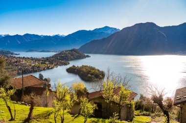 Comacina Adası, baharda fotoğraflanmış, Bellagio da arka planda..