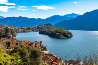Comacina Adası, baharda fotoğraflanmış, Bellagio da arka planda..