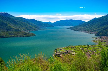 Como Gölü Panoraması, bir yaz günü, Gravedona 'da çekildi..
