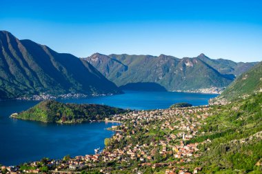 Como Gölü, Comacina Adası, Punta Balbianello ve yukarıdaki dağlar, Tremezzo 'dan, gün batımında..
