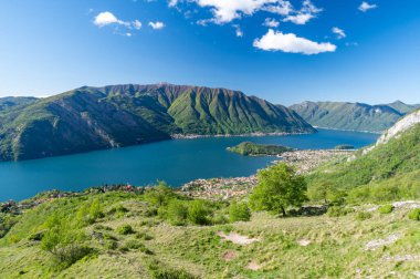 Como Gölü, Comacina Adası, Punta Balbianello ve yukarıdaki dağlar, Tremezzo 'dan, gün batımında..