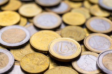 Birbirine yakın Euro sikkeleri ve 1 euro sikke.