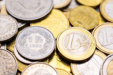 Avrupa ve İsviçre frankları yan yana 1 avro ve 1 CHF sikkeleri