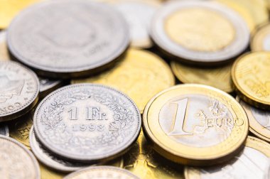 Avrupa ve İsviçre frankları yan yana 1 avro ve 1 CHF sikkeleri