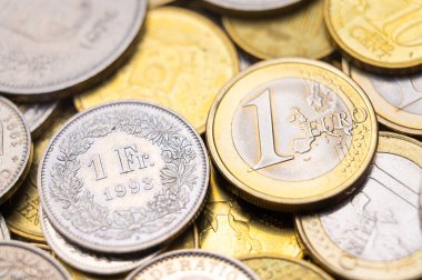 Avrupa ve İsviçre frankları yan yana 1 avro ve 1 CHF sikkeleri