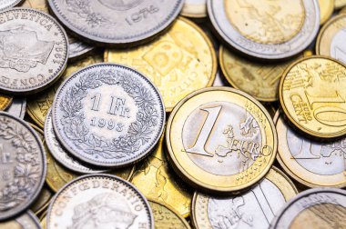 Avrupa ve İsviçre frankları yan yana 1 avro ve 1 CHF sikkeleri