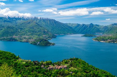 Como Gölü, Perledo Gölü 'nden, Varenna, Bellagio, Vezio Kalesi, Punta Balbianello, bir bahar günü karlı dağlarla birlikte görüldü..