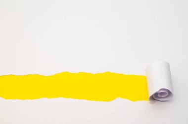 Renkli arkaplan, yırtılmış ve yuvarlanmış beyaz çarşaf