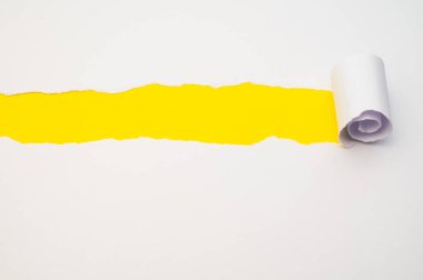 Renkli arkaplan, yırtılmış ve yuvarlanmış beyaz çarşaf