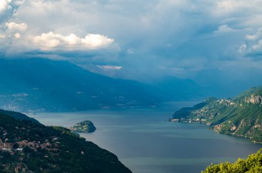 Como Gölü 'ndeki Panorama. Barni kasabasından çekilmiş. Bellagio ve ona bakan tüm dağlarla birlikte..