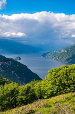 Como Gölü 'ndeki Panorama. Barni kasabasından çekilmiş. Bellagio ve ona bakan tüm dağlarla birlikte..