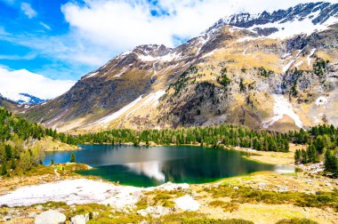 İsviçre, Engadine 'deki Cavlocc Gölü manzarası ve onu çevreleyen dağlar..